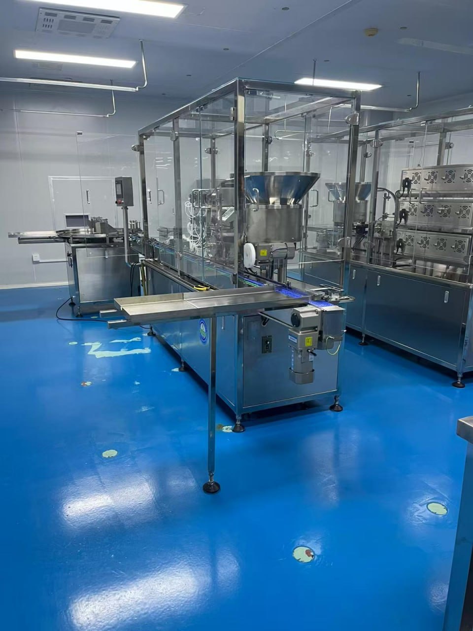 GMP-standard cleanroom with automated filling line